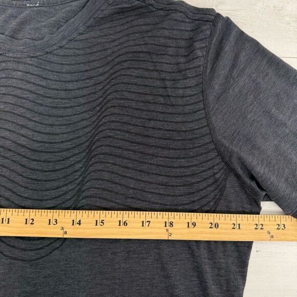 Lululemon Men Size L Short Sleeve T-Shirt Wave Print Gray Black Athletic Stretch - Picture 8 of 11